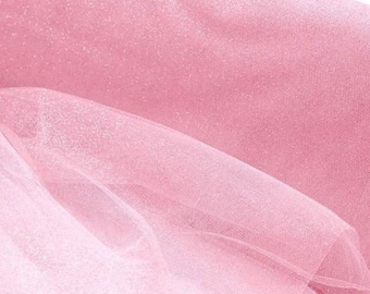 Può includere: Tessuto di tulle rosa glitterato. Il tessuto è trasparente e ha una delicata lucentezza.