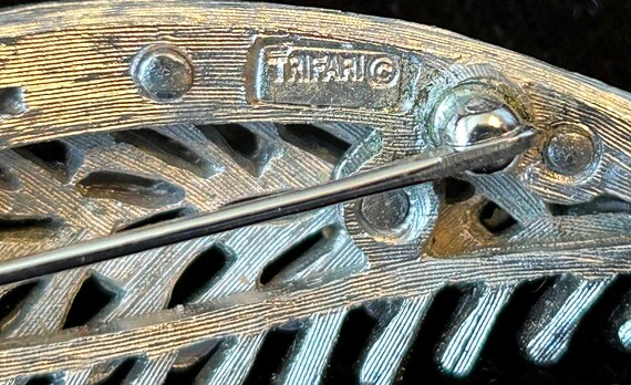 Vintage Silver Trifari leaf pin - image 4