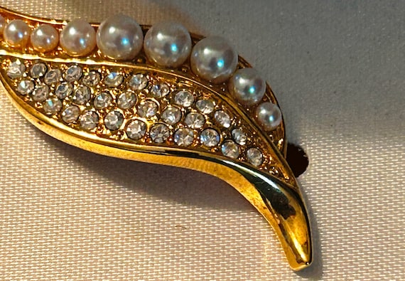 Napier Gold-tone Pearl and Crystal leaf pin in or… - image 3
