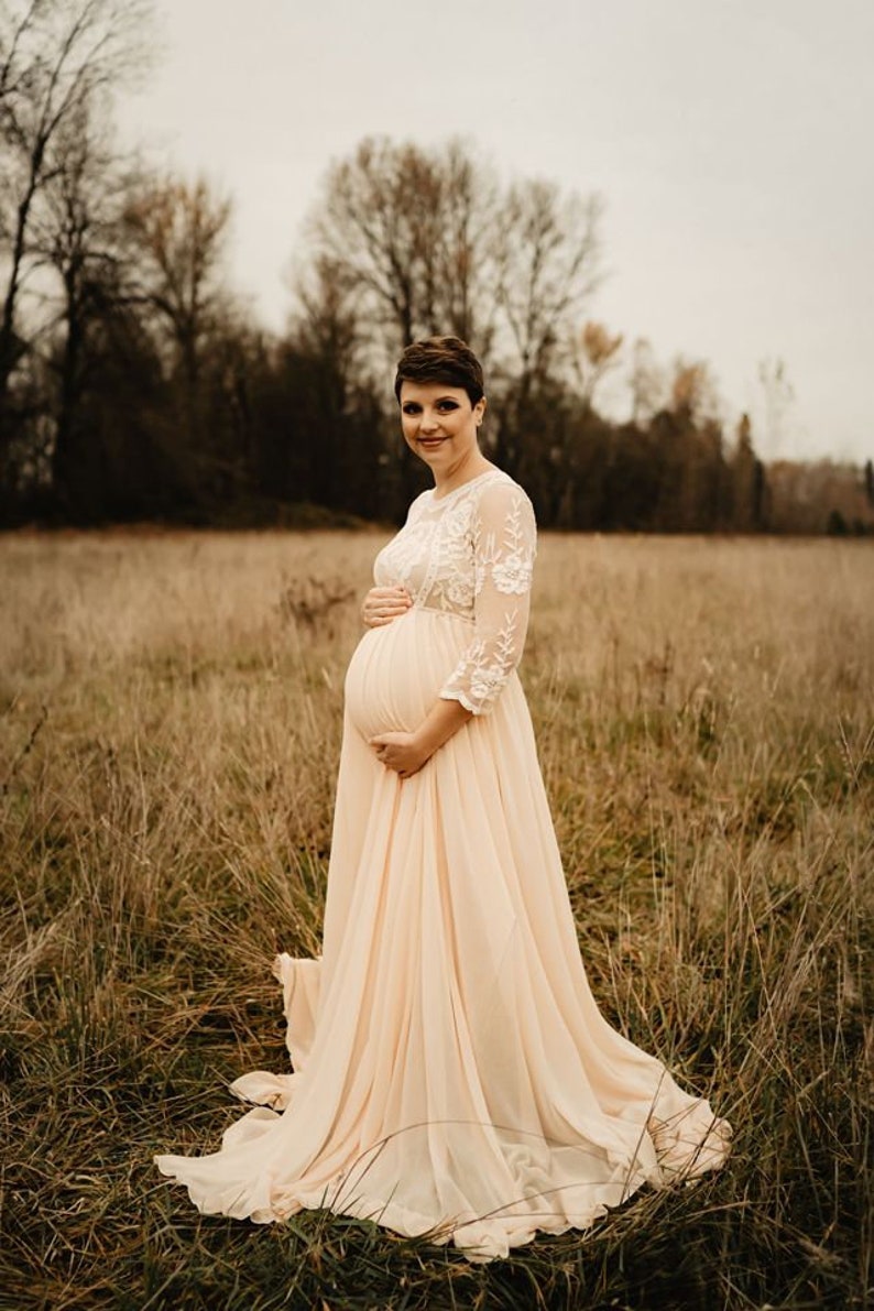 Karina is the boho lace maternity dress of your dreams. With a sheer bust and chiffon skirt, this maternity gown is a beautiful option for your maternity shoot or special event. Crochet lace and long sleeves add interest to the gorgeous look.