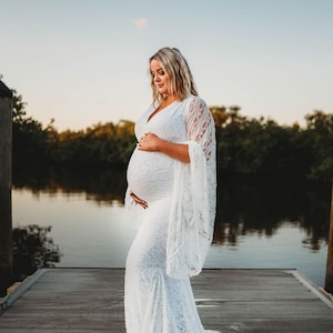 The Willa stretch lace maternity dress will compliment your baby bump perfectly whether you are taking maternity photos or attending a special event. Wow with long flowy sleeves, a V neckline, and the fitted bodice of this lovely lace maternity gown.