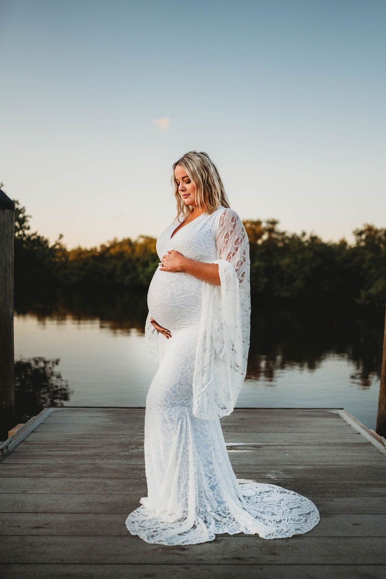 The Willa stretch lace maternity dress will compliment your baby bump perfectly whether you are taking maternity photos or attending a special event. Wow with long flowy sleeves, a V neckline, and the fitted bodice of this lovely lace maternity gown.