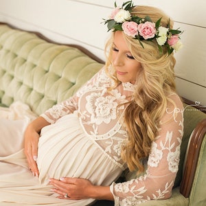 Karina is the boho lace maternity dress of your dreams. With a sheer bust and chiffon skirt, this maternity gown is a beautiful option for your maternity shoot or special event. Crochet lace and long sleeves add interest to the gorgeous look.