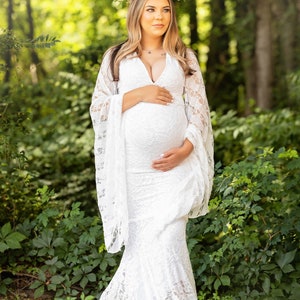 The Willa stretch lace maternity dress will compliment your baby bump perfectly whether you are taking maternity photos or attending a special event. Wow with long flowy sleeves, a V neckline, and the fitted bodice of this lovely lace maternity gown.