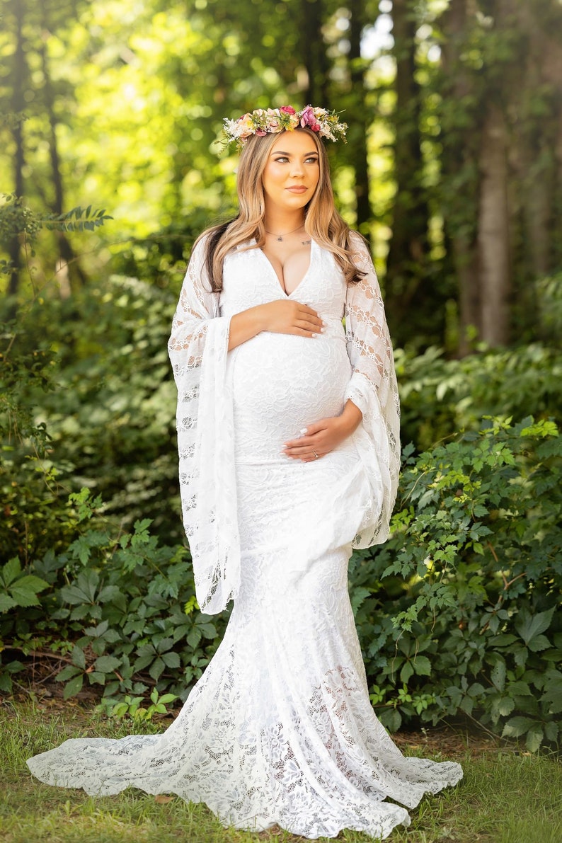 The Willa stretch lace maternity dress will compliment your baby bump perfectly whether you are taking maternity photos or attending a special event. Wow with long flowy sleeves, a V neckline, and the fitted bodice of this lovely lace maternity gown.