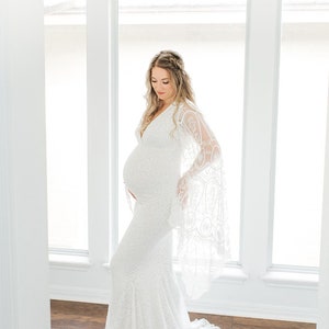 The Willa stretch lace maternity dress will compliment your baby bump perfectly whether you are taking maternity photos or attending a special event. Wow with long flowy sleeves, a V neckline, and the fitted bodice of this lovely lace maternity gown.