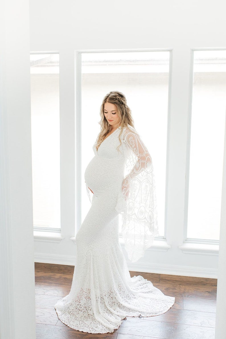 The Willa stretch lace maternity dress will compliment your baby bump perfectly whether you are taking maternity photos or attending a special event. Wow with long flowy sleeves, a V neckline, and the fitted bodice of this lovely lace maternity gown.