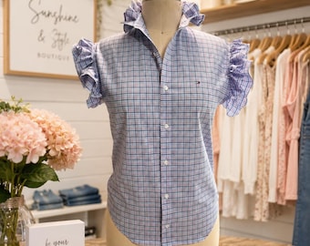 Återvunnen Tommy Hilfiger blus med volangärm | Rutig damblus med knappar | Cottagecore-skjorta | Unik handgjord topp | Storlek S-M