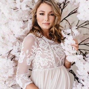Karina is the boho lace maternity dress of your dreams. With a sheer bust and chiffon skirt, this maternity gown is a beautiful option for your maternity shoot or special event. Crochet lace and long sleeves add interest to the gorgeous look.