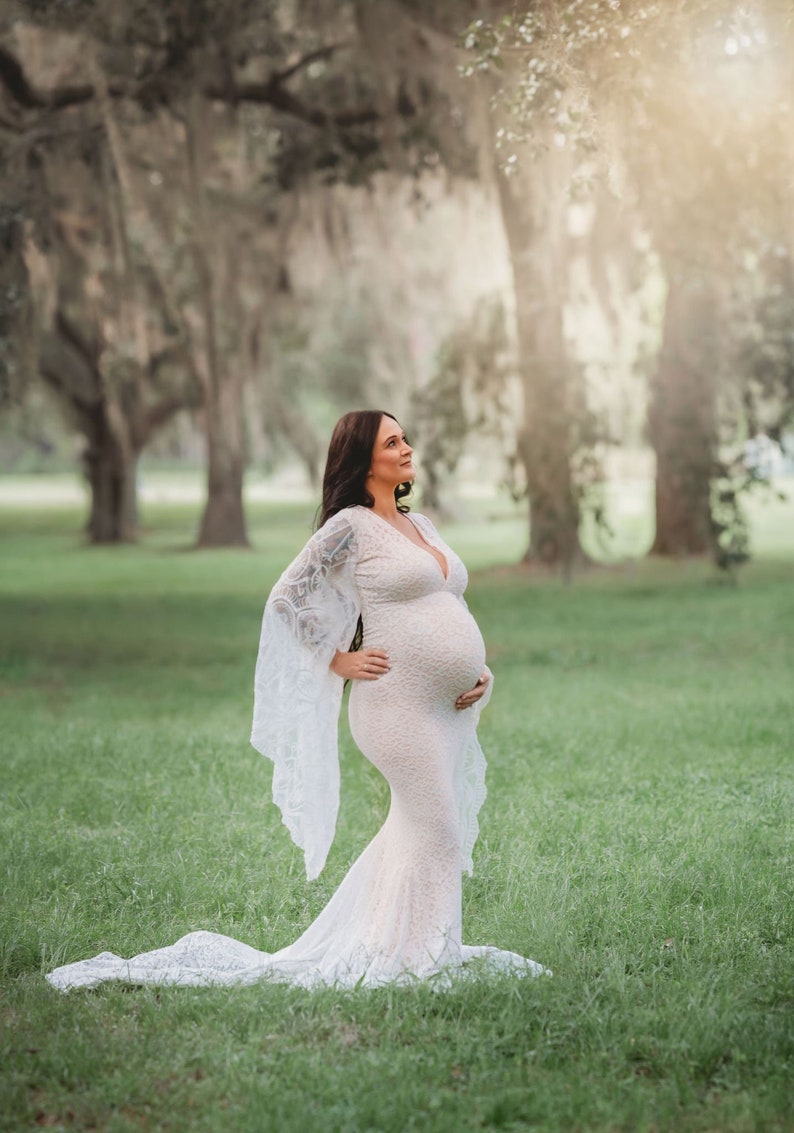 The Willa stretch lace maternity dress will compliment your baby bump perfectly whether you are taking maternity photos or attending a special event. Wow with long flowy sleeves, a V neckline, and the fitted bodice of this lovely lace maternity gown.