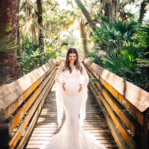 The Willa stretch lace maternity dress will compliment your baby bump perfectly whether you are taking maternity photos or attending a special event. Wow with long flowy sleeves, a V neckline, and the fitted bodice of this lovely lace maternity gown.