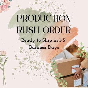 Może przedstawiać: Tło akwarelowe w odcieniach zieleni i pomarańczy z białymi plamami. Tekst "PRODUCTION RUSH ORDER" jest czarną czcionką. Pod tekstem znajduje się "Ready to Ship in 1-5 Business Days". Obraz przedstawia również dwie brązowe kartonowe pudełka trzymane przez rękę.