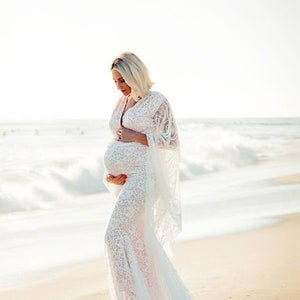 The Willa stretch lace maternity dress will compliment your baby bump perfectly whether you are taking maternity photos or attending a special event. Wow with long flowy sleeves, a V neckline, and the fitted bodice of this lovely lace maternity gown.