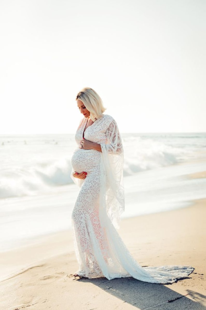 The Willa stretch lace maternity dress will compliment your baby bump perfectly whether you are taking maternity photos or attending a special event. Wow with long flowy sleeves, a V neckline, and the fitted bodice of this lovely lace maternity gown.