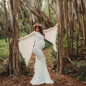 The Willa stretch lace maternity dress will compliment your baby bump perfectly whether you are taking maternity photos or attending a special event. Wow with long flowy sleeves, a V neckline, and the fitted bodice of this lovely lace maternity gown.