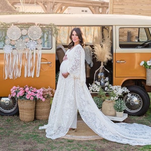 Boho Vintage Lace Maternity Gown: Flutter Sleeve Flying Train