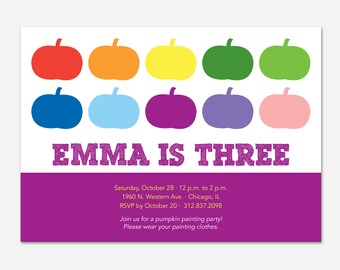 Può includere: Un invito a una festa di pittura di zucche per un bambino che compie tre anni. L'invito presenta un arcobaleno colorato di zucche e il testo "EMMA IS THREE". L'invito include la data, l'ora, il luogo, le informazioni RSVP e una richiesta di indossare abiti da pittura.