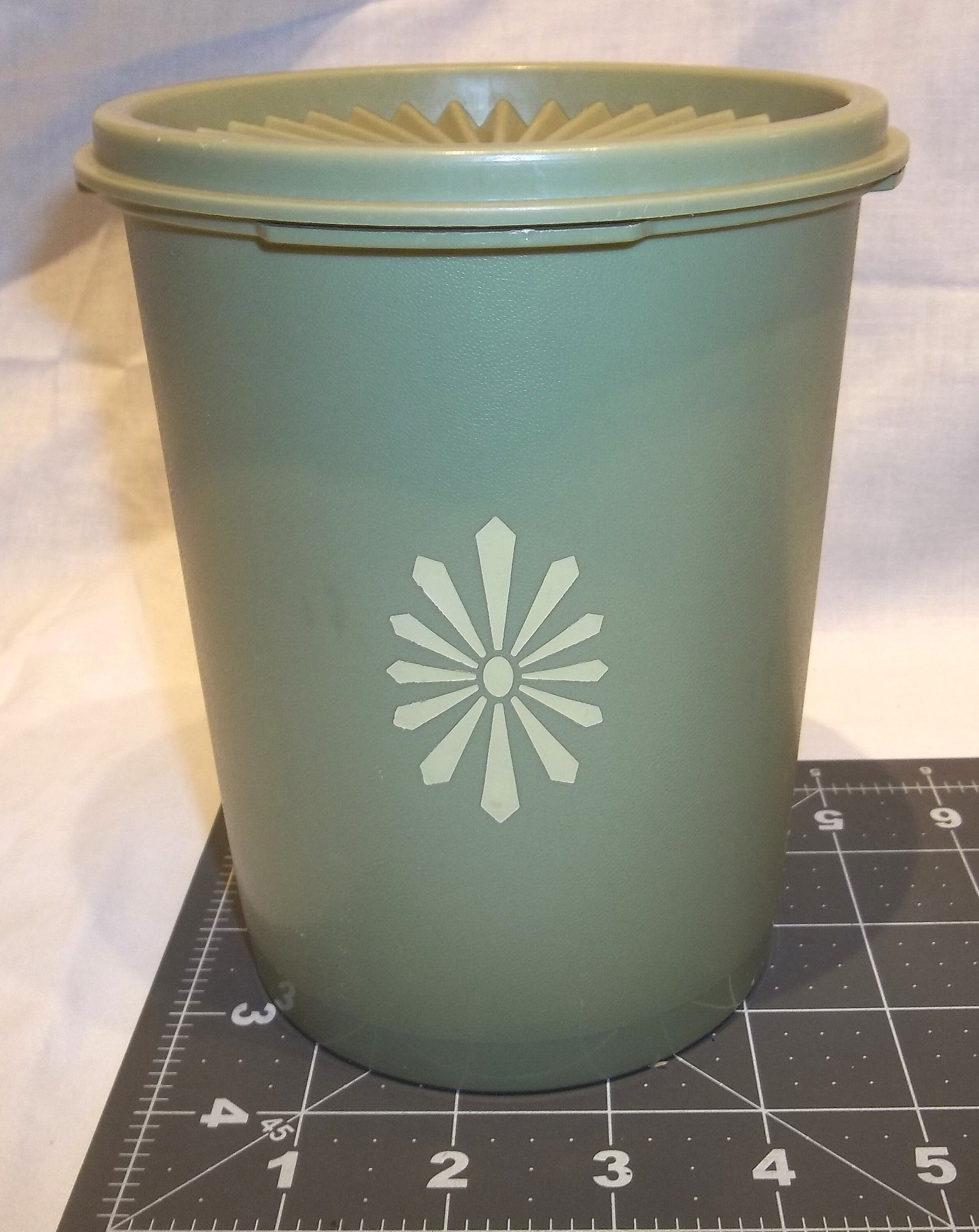 Vintage NEW Avocado Green Flower Pattern Tupperware Containers w/ Labe –  Shop Cool Vintage Decor