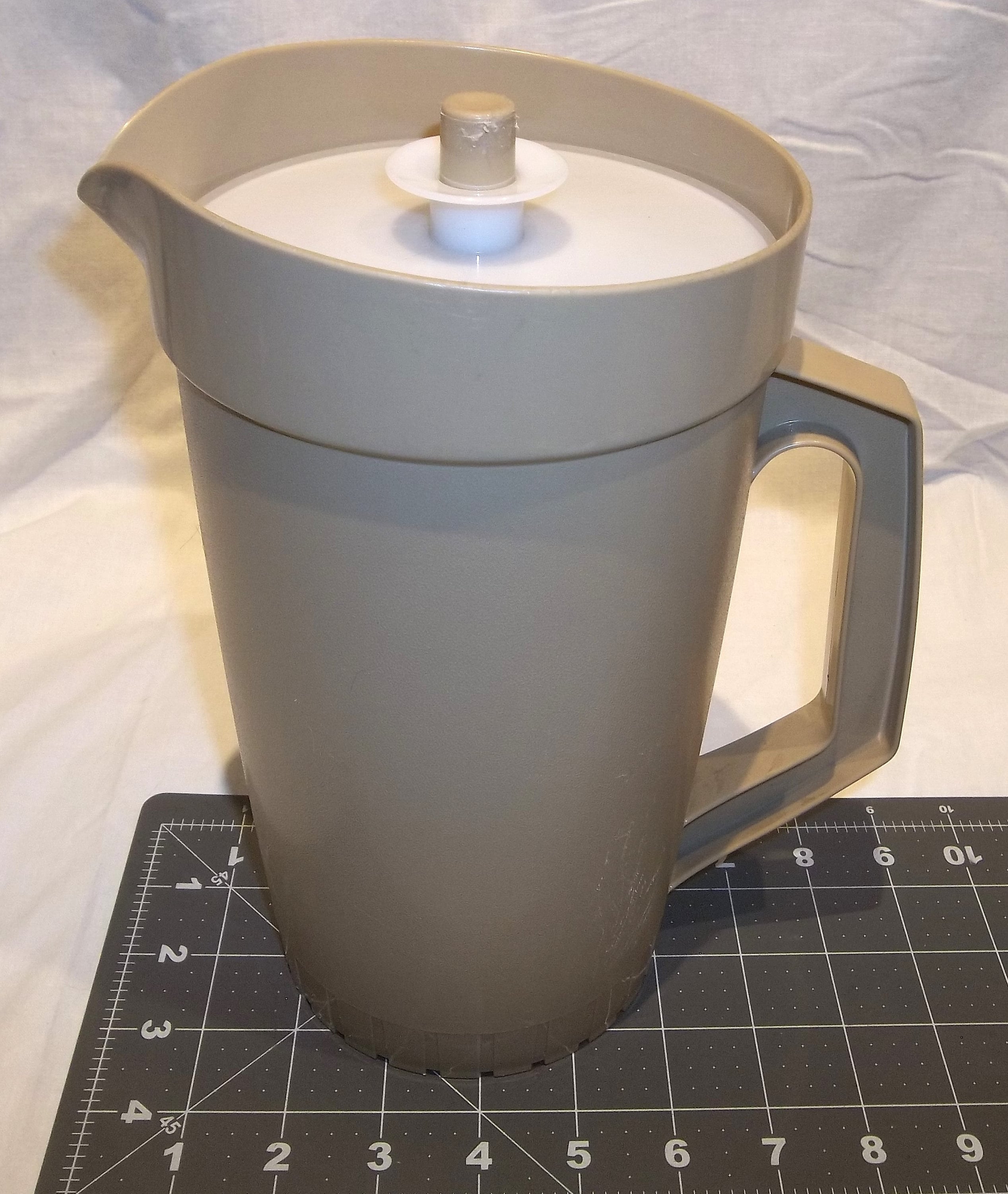 Vintage Tupperware Almond 2 Qt Pitcher 800-7 with Harvest Gold Push Button  Lid