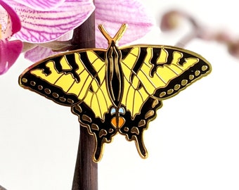 Pin de esmalte duro de mariposa de cola de golondrina de tigre canadiense
