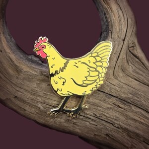Chicken - hard enamel Pin in Gold
