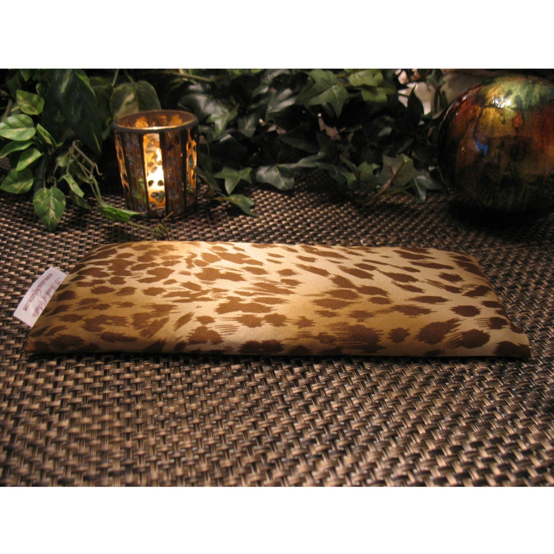 Silky Organic Lavender Scented Flax Eye Pillow. Yoga Eye Mask. Benefits