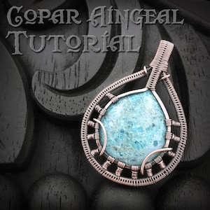 Peut inclure: Un pendentif en forme de larme avec une pierre précieuse bleue et blanche sertie dans un cadre de fil de cuivre. Le pendentif est sur un fond noir.