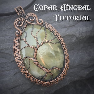 Peut inclure: Un pendentif en fil de cuivre enroulé avec une pierre verte ornée d'un motif d'arbre. Le pendentif est intitulé "COPAR ÁINGÉAL TUTORIAL".