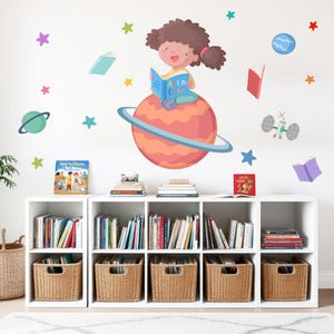 Muurstickers voor scholen en bibliotheken - Curly Girl Reading on a Planet | Educatieve kinderkamerdecoratie