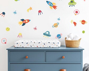Adesivi murali spaziali per camerette bambini - adesivi murali in vinile di pianeti, razzi e stelle - decorazioni murali personalizzabili per bambini - Italia