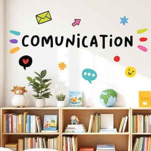 Może przedstawiać: Biała ściana z napisem "COMMUNICATION" w kolorze czarnym, otoczonym kolorową grafiką. Poniżej drewniany regał z książkami, roślinami i elementami dekoracyjnymi, w tym globusem i uśmiechniętą buzią.
