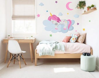 Vinilo infantil niña – Unicornio durmiendo en las nubes
