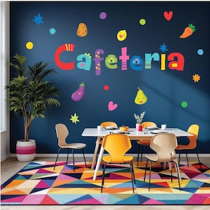 Może przedstawiać: Jadalnia z białym stołem i sześcioma krzesłami. Krzesła są mieszanką beżu i żółtego. Granatowa ściana ma kolorowe naklejki z jedzeniem i gwiazdami. Słowo "Cafeteria" jest napisane dużymi, kolorowymi literami. Na podłodze znajduje się kolorowy geometryczny dywan.