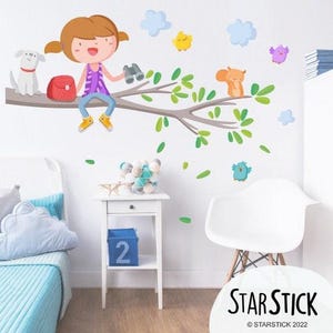 Muursticker – Mooi meisje op boomtak – Kinderkamerdecoratie, kunst aan de muur kinderkamer, stickers speelkamer, vinylsticker voor kinderkamers