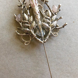 Spilla da bavero INDIE Boutonniere per foulard. Ramo di cristallo di quarzo rosa, stile gotico, fatato, per ballo di fine anno, damigella d&#39;onore, sposo.