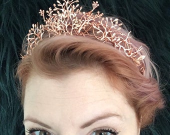 Die VEDA Rose Gold Silver Flower Leaf Tiara: Zarte florale Hochzeitskrone, leicht, handgefertigt, einzigartig, Feenwald
