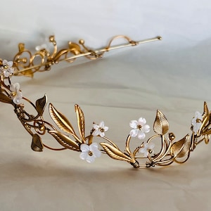 La tiara de hojas élficas de OSTARA: flores de concha, hojas, orgánicas, atemporales, vintage, nupciales
