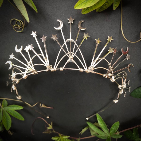 La BARBARELLA - una tiara retro de tocado de corona de estrella y luna - Cosplay de ciencia ficción de los años 60 Diadema estilo Art Déco de novia retro