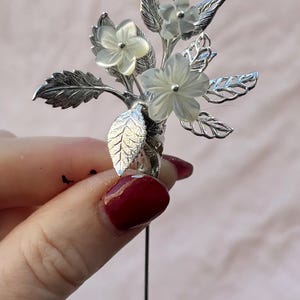 Handgemaakte MARGOT-knoopsgat-boutonnière van metaal: parelmoer bloem reversspeld