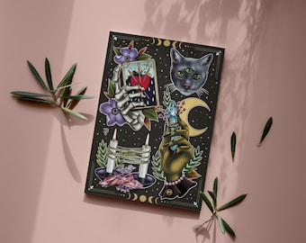 Puede incluir: Una impresión oscura ilustrada con imágenes ocultas. La obra de arte incluye un gato de tres ojos, una mano esquelética sosteniendo una carta con un corazón, una mano sosteniendo un cristal, velas y lunas crecientes. Flores moradas y hojas verdes acentúan el diseño.