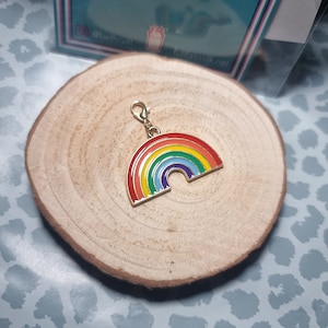 Pequeño llavero de metal con forma de arcoíris, con cierre de langosta, para sujetar a collares, pulseras, llaveros o cualquier cosa, lindo, queer, lgbtq, orgullo, gay