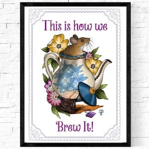 Puede incluir: Impresión artística enmarcada con una ilustración caprichosa. Un ratón marrón está en una tetera floral con el texto "This is how we Brew It!" en morado. La tetera está rodeada de flores amarillas y rosas.