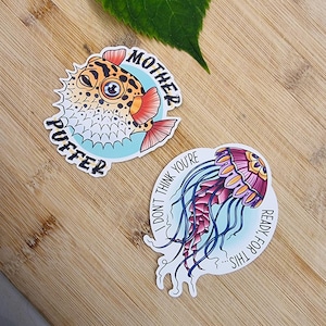 Pegatinas divertidas bajo el agua, paquete de 2, paquete de pegatinas permanentes impermeables de vinilo brillante, madre de puta, pez globo, jalea, beyonce, niño de destino