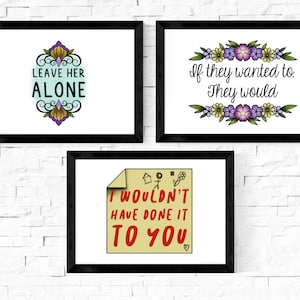 Può includere: Tre stampe incorniciate con cornici nere e sfondi bianchi. La stampa in alto a sinistra presenta un motivo floreale con il testo "LEAVE HER ALONE". La stampa in alto a destra presenta un motivo floreale con il testo "If they wanted to, They would". La stampa in basso presenta un foglio giallo con il testo "I WOULDN'T HAVE DONE IT TO YOU" e un cuore.