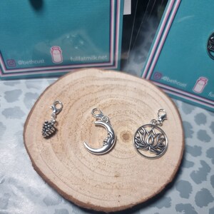 Dije de llavero de metal de bruja, con cierre de langosta, para sujetar a collar, pulsera, llavero o cualquier cosa, lindo, mágico, duende, luna, bellota, loto
