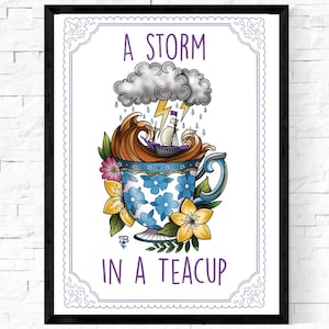 Puede incluir: Una taza de té azul y blanca con una tormenta dentro. La taza de té tiene un patrón floral y una asa. La tormenta se representa con una nube gris oscura, rayos y lluvia. Un pequeño barco navega por las olas. El texto "A STORM IN A TEACUP" está escrito debajo de la taza de té.