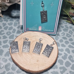 Tarot Tarjeta de metal llavero de encanto, con cierre de langosta, adjuntar a collar, pulsera, llavero o cualquier cosa, lindo, afortunado, bruja espeluznante, hechizo