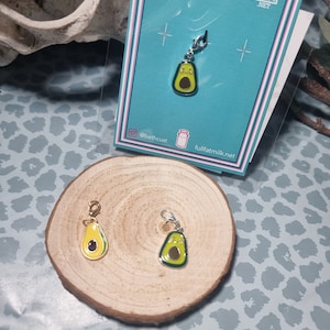 Llavero de metal y esmalte con forma de aguacate, con cierre de langosta, para sujetar a collares, pulseras, llaveros o cualquier cosa, lindo, comida, vegetales, cabaña