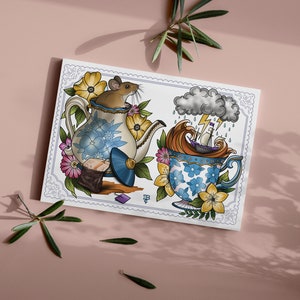 Puede incluir: Ilustración caprichosa con una tetera y una taza de té. La tetera alberga un ratón, la taza un barco en una tormenta. Patrones florales azules. La obra está enmarcada y adornada con flores.