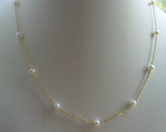 Chain in 585-er gold with freshwater pearls, diamond cut